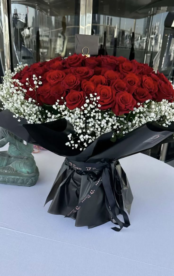 Red Prestige — Refined Luxury Red Bouquet